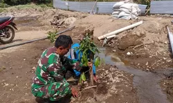 Hijaukan Lereng Sungai, Babinsa Mliwis Bersama Warga Tanam Pohon Demi Cegah Banjir dan Longsor