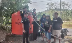 Babinsa Gesi Bergerak Cepat Atasi Krisis Air, 8.500 Liter Bantuan Disalurkan untuk Warga Srawung