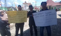 Rapat Banggar di DPRD, PAMI Bentang Karton Tolak Dana Hibah untuk Politeknik Tanjungbalai