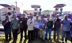 Bupati Tapanuli Tengah Salurkan Bantuan Alsintan dan Bibit Hortikultura untuk Pemulihan Pertanian Pascabencana