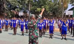 Babinsa Jatisrono Tanamkan Disiplin dan Wawasan Kebangsaan kepada Pelajar