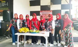 Srikandi Laskar Merah Putih (LMP) Macab Balikpapan gelar silahturahmi hangat menyambut HUT RI ke 81 Kobarkan Semangat dan Solidaritas. 