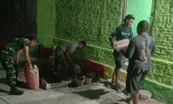 Babinsa, Tukang & Warga Pasang Keramik Lantai RTLH Di Lembur Sampai Malam Hari