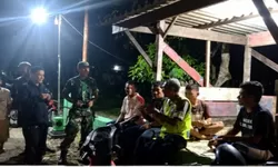 Babinsa Koramil 12/Eromoko Bersinergi dengan Linmas Jaga Keamanan Wilayah pada Malam Hari