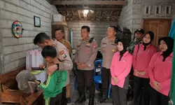 Polres Kediri Sambangi Marfel, Bocah Kelas 5 SD yang Berjuang Rawat Ibunya
