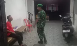 Jaga Kondusifitas Wilayah, Sertu Wahyu Sandi Koramil Selogiri Laksanakan Patroli Malam