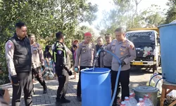 Terapkan Ecology Policing, Patroli Gentong Polres Trenggalek Kembali Salurkan Bantuan Air Bersih