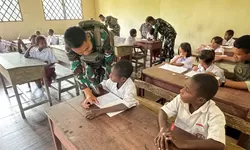 Satgas Pamtas RI-PNG Kewilayahan Yonif 516/CY Tanamkan Harapan Sebagai Gadik di SD Inpres Kampung Basyim