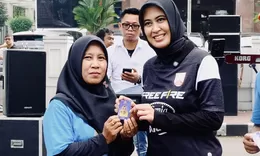 Dorong Digitalisasi UMKM, Astrid Widayani Serahkan KTA Digital Komunitas PUS
