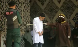 Delapan terpidana dihukum hingga 100 kali cambuk, sempat dihentikan beberapa menit karena tak tahan sakit