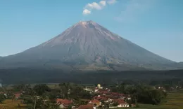 Gunung Semeru Kembali Erupsi Pagi Ini, Kolom Abu Mencapai 1.200 Meter dan Aktivitas Vulkanik Masih Berlangsung