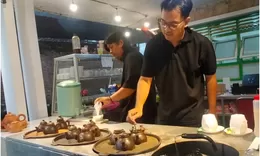 Info Tempat Ngopi Mase! Menikmati Kopi Poci ala Kedai Aroma Batavia Pedan Klaten di Bangunan Tua Klasik Sambil Makan Nasi Kebuli Kambing