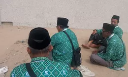 Dari Tanah Suci, Jemaah Umrah Teladani Semangat Kebangsaan Mbah Moen dan Mbah Muslih
