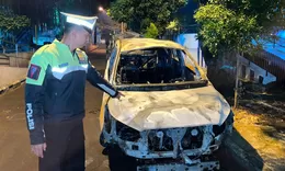 Innova Terbakar Usai Masuk Parit di JLS Salatiga, Pengemudi Selamat