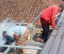 Tak Lagi Khawatir Asbes dan Plafon Lapuk, Jurnalis Promedia Group Asal Lembang Bersyukur Atap Rumahnya Diganti Alduro