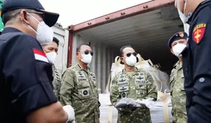 Kasum TNI Tinjau Pemeriksaan Kontainer Mineral Hasil Penindakan di Batam