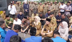 Duduk Bersila di Aspal, Dengarkan Aspirasi PMII Lampung 