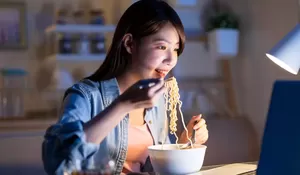 6 Makan Malam Ini Bikin Mata Gak Ngantuk, Mau Coba?