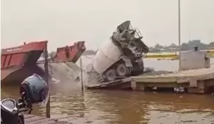 Diduga Human Error, Truk Molen Tercebur ke Sungai Barito