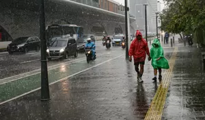 Hujan Deras Guyur Wilayah Garut, Satu Rumah Warga Ambruk Kerugian Capai Puluhan Juta