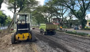 Gerak Cepat! Gubernur Yulius Selvanus Tinjau Perbaikan Jalan Ir. Soekarno, Buktikan Kepemimpinan Responsif