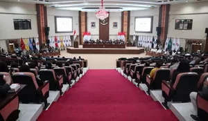 DPRD Sulut Gelar Paripurna, Gubernur Yulius Paparkan Capaian APBD 2025 dan Dorong Ranperda Perizinan Berusaha