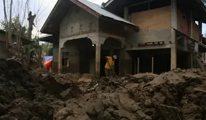 Bersihkan lumpur banjir