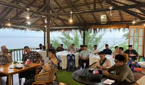 Ngabuburit pengawasan menjaga integritas demokrasi di meja diskusi
