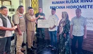 Wabup Alzaizi hadiri penyerahan bantuan rumah terdampak siklon Senyar