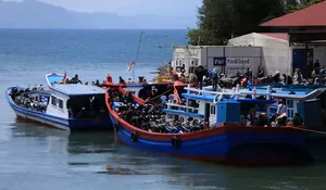Kapal kayu padat pemudik ke Pulau Aceh