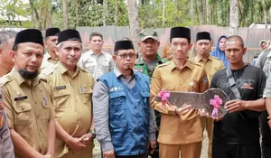 Korban banjir Aceh Barat terima kunci huntara