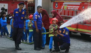 Ketika Murid TK Mengikuti Edukasi Pemadam Kebakaran di Banda Aceh