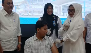 Cegah Penularan, Nakes dan Dokter Imunisasi Campak  di Aceh