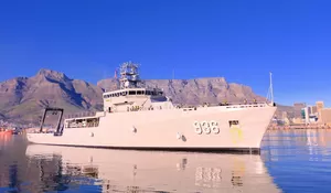 Lalui Pelayaran Etape III, KRI Canopus-936 Laksanakan Diplomasi Maritim di Afrika Selatan