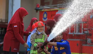 Murid TK Mengenal Alat Pemadam
