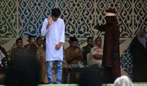 Terpidana Zina Dihukum 100 Kali Cambuk Depan Umum
