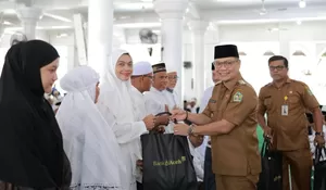 575 CJH Pidie dilepas lewat prosesi adat sebelum ke Tanah Suci Mekkah