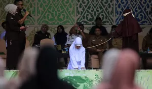 Terpidana Qanun Jinayat di Cambuk di Depan Umum