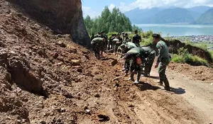 TNI Gerak Cepat Bersihkan Material Longsor Timbun Badan Jalan di Aceh Tengah