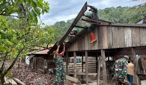 TNI Bantu Bongkar Rumah Warga Rusak Tertimbun Longsor di Gayo Lues