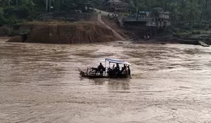 Pascabencana Banjir Naik Rakit Seberangi Sungai di Bireuen