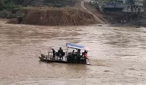 Jembatan Ambruk Belum Dibangun,  Warga Terpaksa Naik Rakit di Pedalam Bireuen