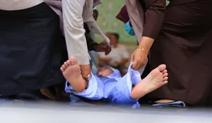 Hitungan ke 100 kali cambuk terpidana ambruk
