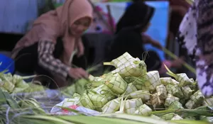 Omset penjualan bungkus daun ketupat menurun