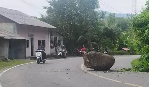 Batu gunung jatuh timpa ruas jalan nasional di Tapaktuan