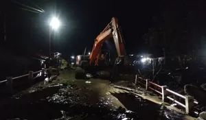 Banjir bandang hanyutkan kayu gelondongan dan material lumpur terjang Aceh Tenggara