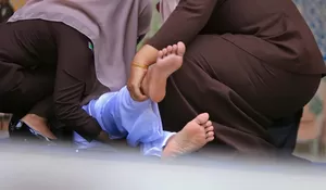 Pada hitungan ke 100 kali cambuk , terpidana pelanggaran syariat  ambruk