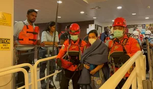 RI's Rescuers evacuate sik crew of Philipenes'ship