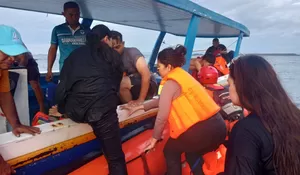 Boat wisata terbalik dihantam badai, Tim SAR lakukan evakuasi 
