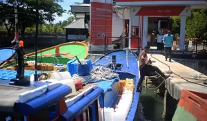 Nelayan antre solar subsidi